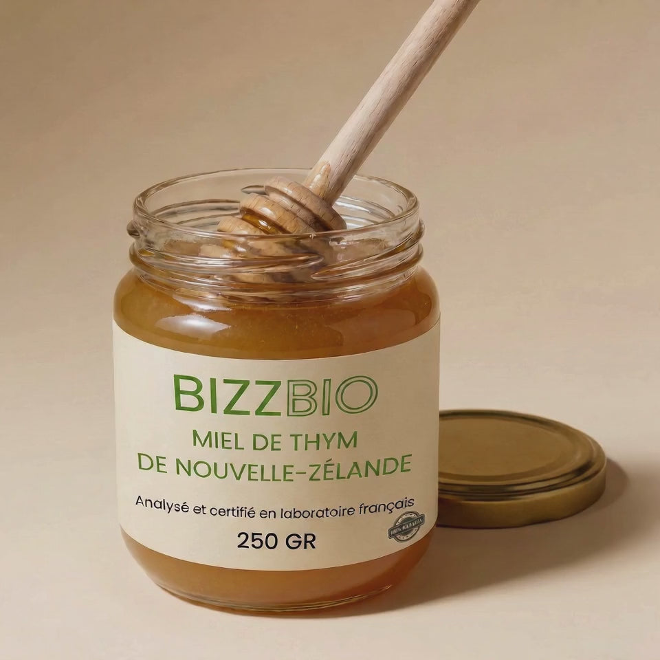 Miel de Thym de Nouvelle-Zélande BIZZBIO – texture, cuillère qui soulève le miel